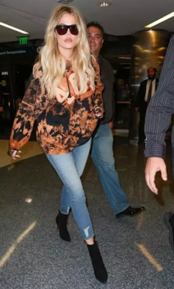 Khloe Kardashian flanked by 3 huge security guards as she steps out in LA (photos)